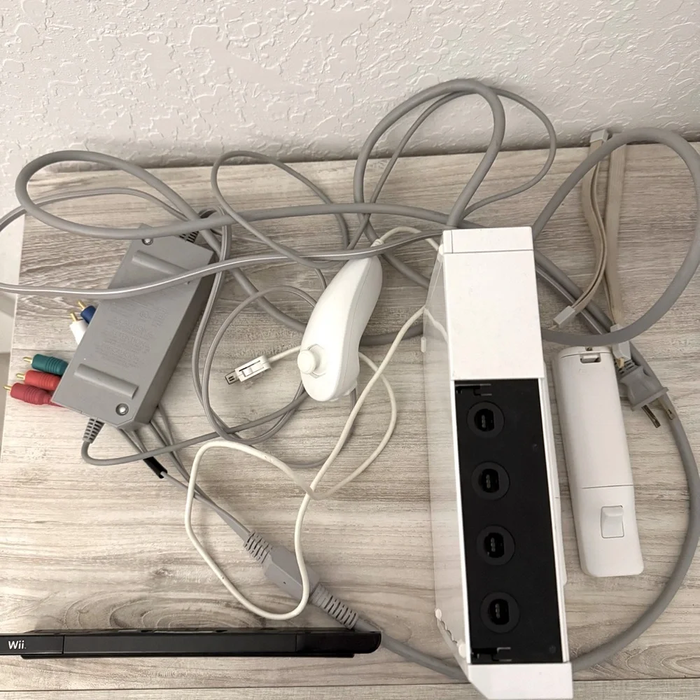 White 2006 Nintendo Wii Console Set - Picture 2 of 8